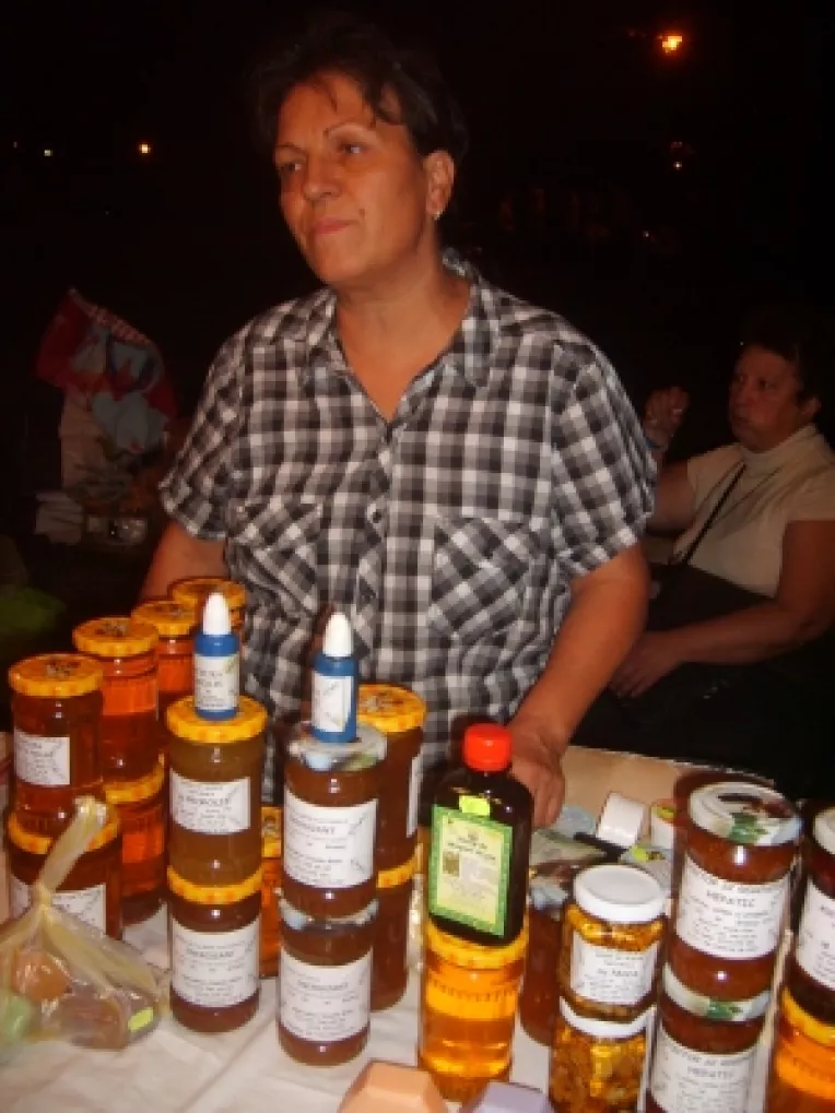 Elena Stan: "Propolis si polen de la Apidava din Blaj si combinatii de miere cu catina sau nuci, facute de noi!"