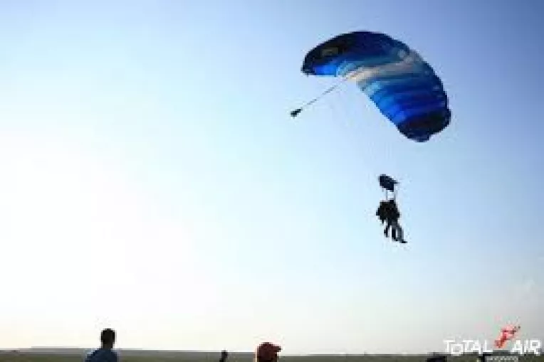 Elena Udrea a sarit cu parasuta, cu intructorul in spate 