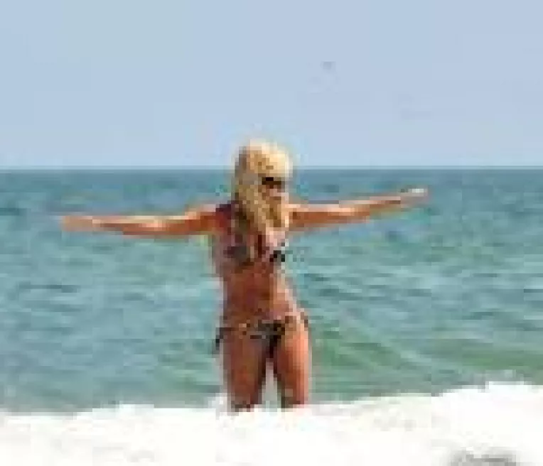 Elena Udrea: "Nu stiu sa inot, asa ca stau in mare pana la genunchi!"