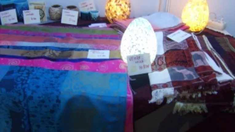 Esarfe din pashmina, salvari din bumbac si veioze, la standul Elements of Orient din cadrul targului de Paste de la Sala Dalles