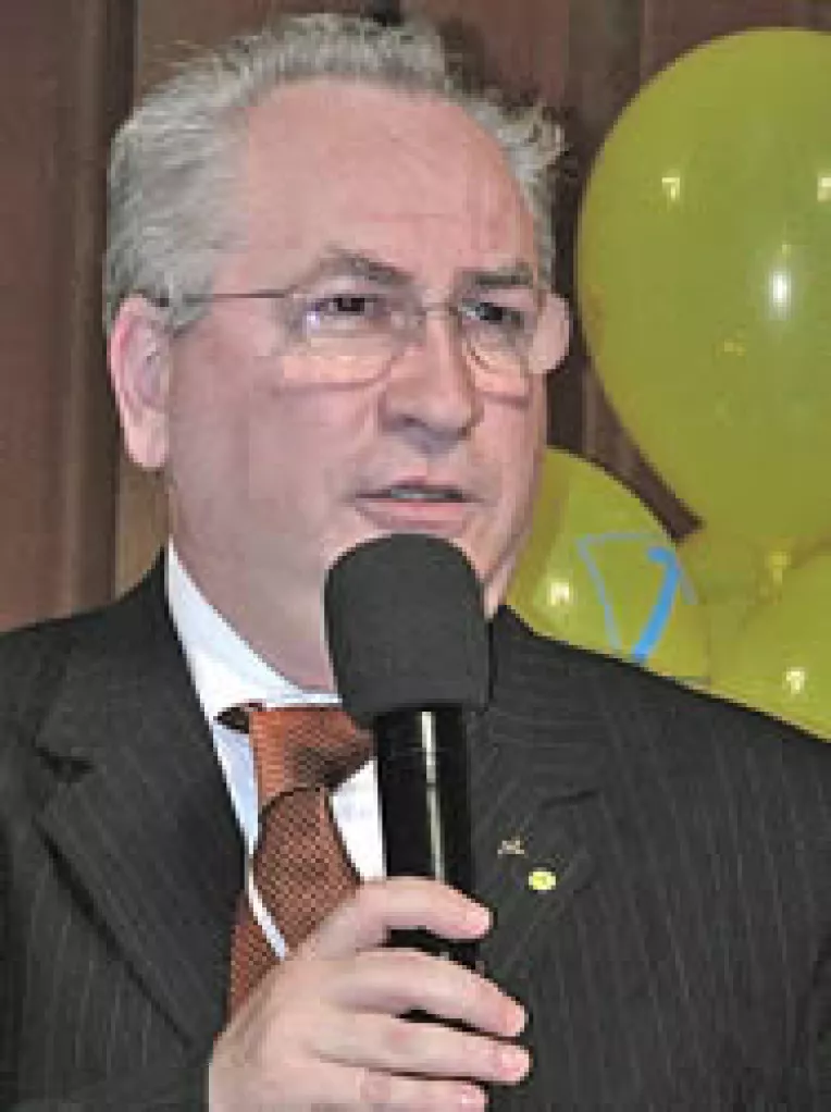 "Este jenant ca Stolojan a ajuns un biet slujbas al lui Traian Basescu"