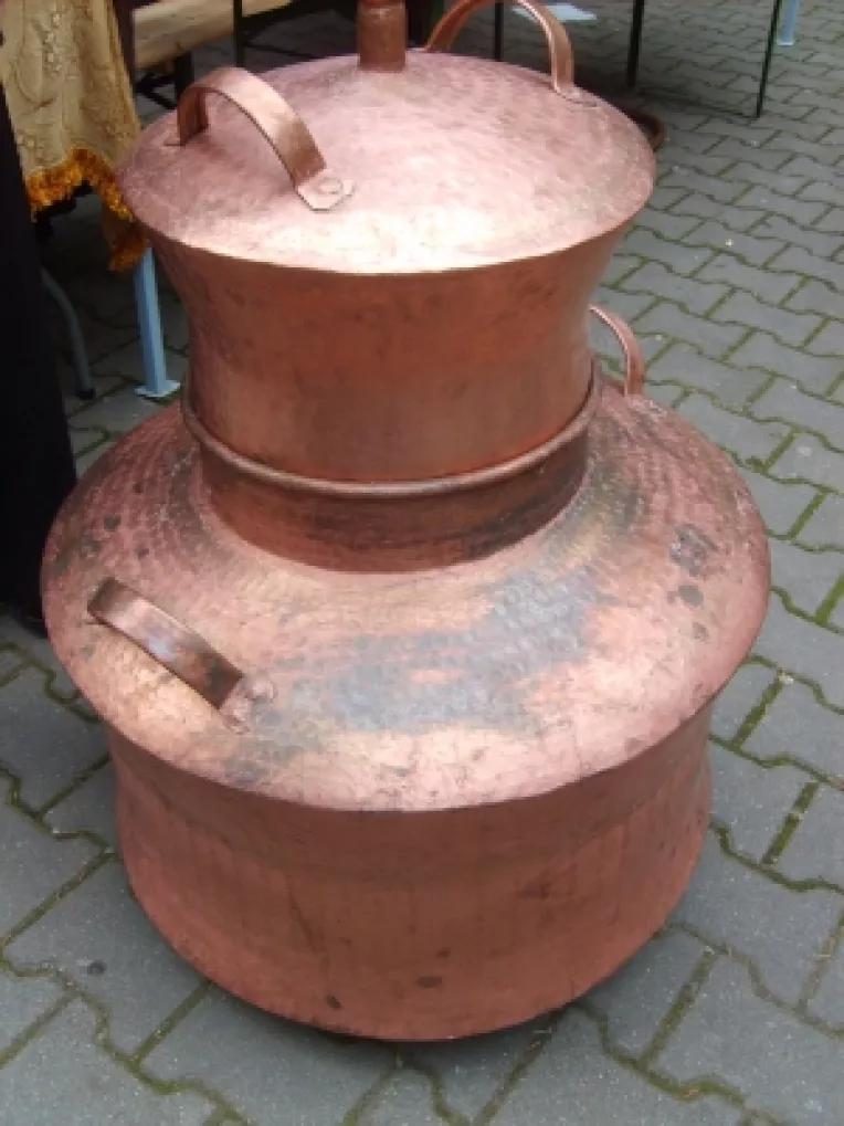 Familia Gabrian: "Cazane din alama si arama, la comanda!"