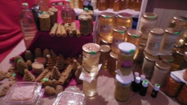 Familia Zota: "Mierea cu fructe de padure, cea mai cautata la targul de Craciun de la Universitate!"