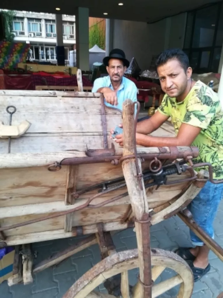 Fanica Covaci si fiul lui, Ghiuri sunt pasionati de obiecte vechi de lemn, de 100 de ani