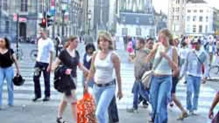 Femeile au prins gustul turismului pentru shopping