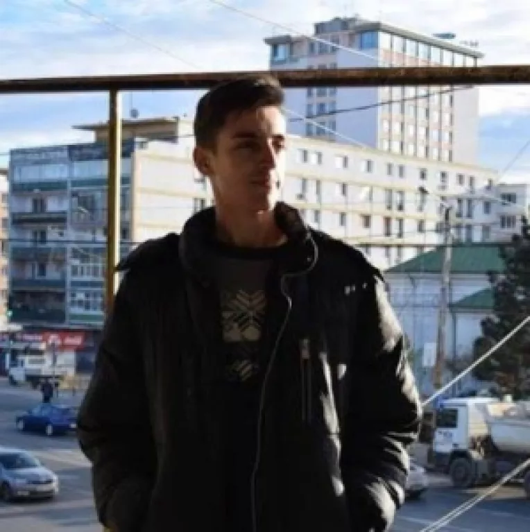 Fiul unui ofiter SRI a fost ucis in propriul apartament