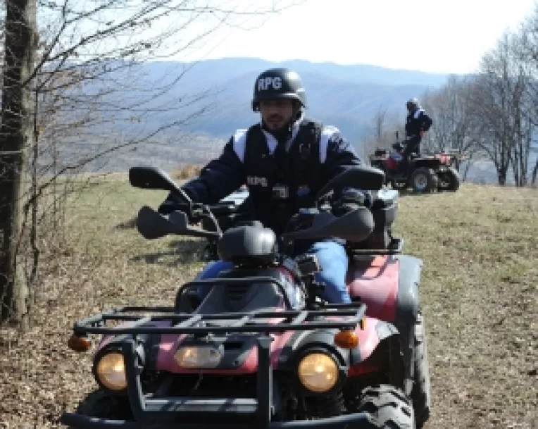 Flavian Crizboi de la RPG Security a executat demonstratii de cross enduro cu ATV-ul pe Dealul Matau-Poienarii de Muscel