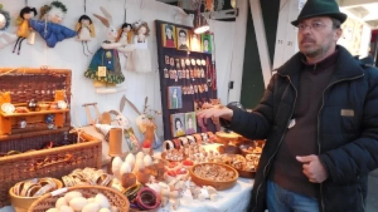 Florin Poptean, din Margau, judetul Cluj: "Titireze din lemn si suporturi din lemn pentru chei, la targul Traditii si flori de sarbatori!"