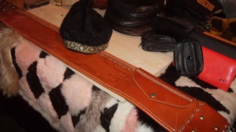 Florin Spiridon: "Brau din piele, cu lupul dacic, si caciula cu model dacic!"