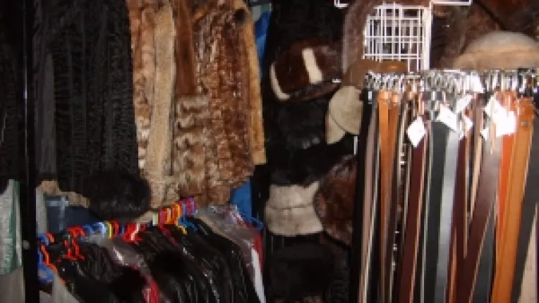 Florin Spiridon, din Braila: "Haine din blana naturala, caciuli si alte produse din blana, la targul de la MTR!"
