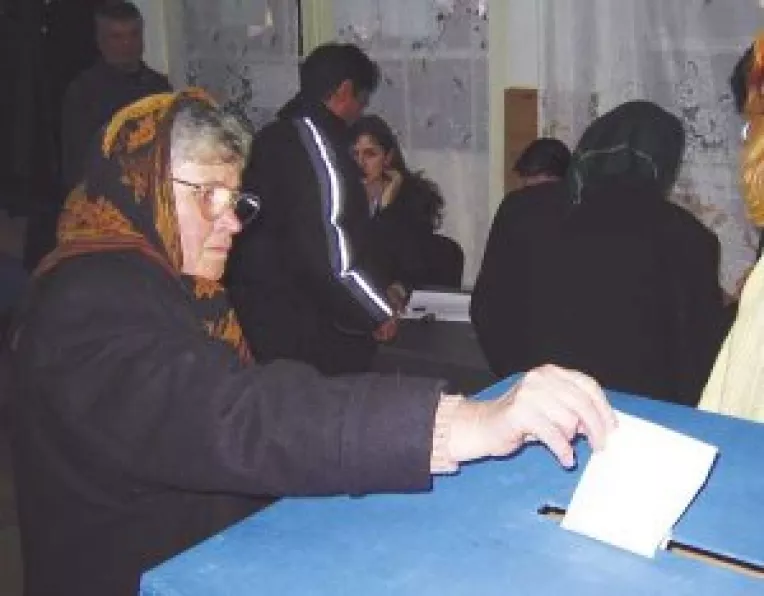 Fortele politice ascut armele