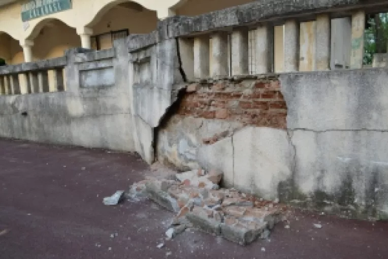 Fostul Cinematograf Victoria din Calarasi si platforma din fata acestei cladiri monument arhitectural - un pericol public