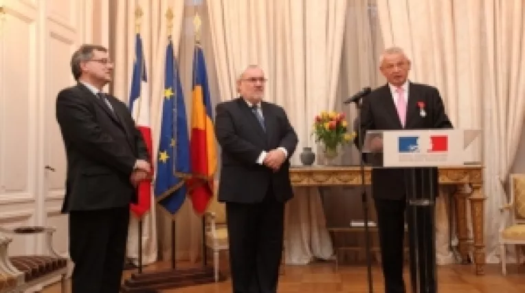 Franta i-a acordat Primarului General al Bucurestiului, prof. dr. Sorin Oprescu,  insemnele de Cavaler al Ordinului National al Legiunii de Onoare