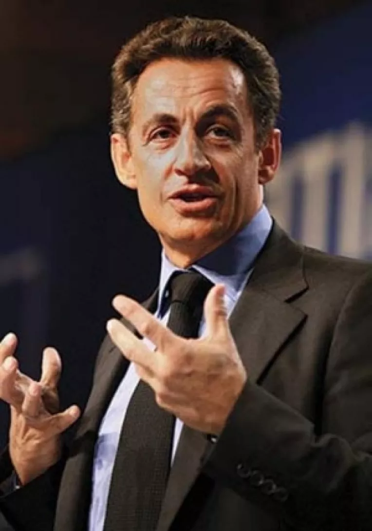 Franta se intoarce la comandamentul NATO