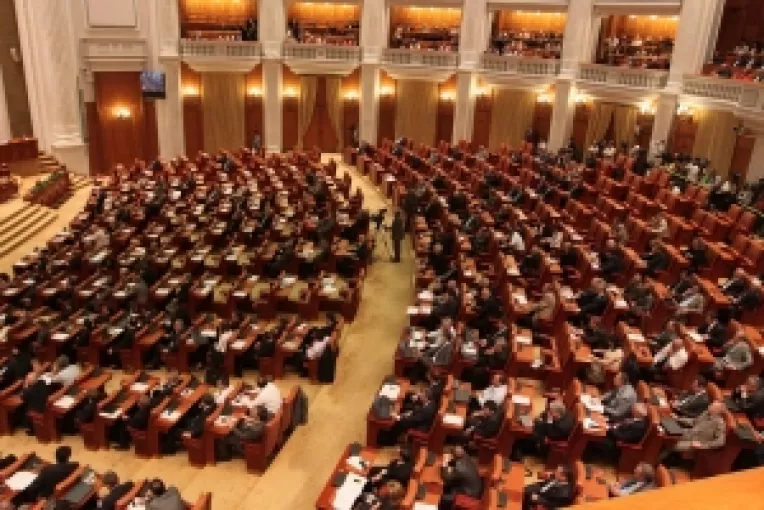 Frauda in Parlament cu complicitatea CCR: Asumarea raspunderii Guvernului pe Legea Educatiei