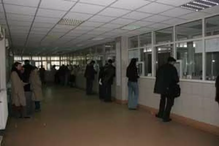 Functionarii de la Taxe si Impozite, premiati. 62 de milioane de caciula, stimulent in primarie