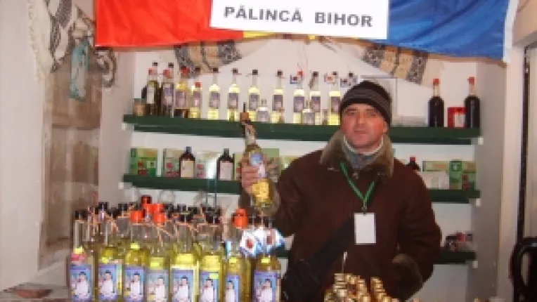 Gabriel Pescleve: "Toata palinca s-a dat bine, la standul lui Florin Chise, din cadrul targului de la Universitate!"