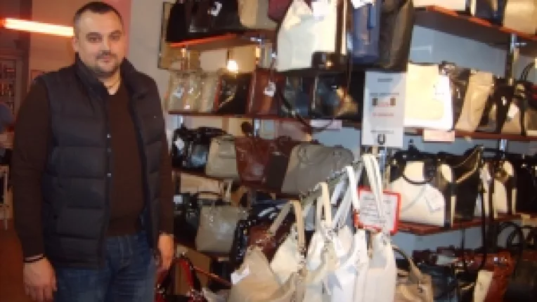 Genti din piele naturala, la standul Mc Leather, in cadrul targului de Paste de la Sala Dalles