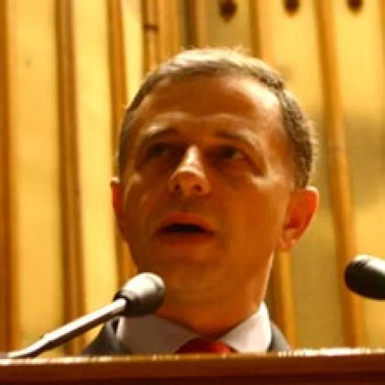 Geoana ii arata cartonasul rosu lui Iliescu