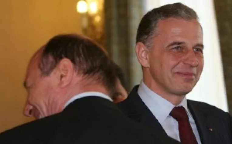 Geoana ii sufla in ceafa lui Basescu: diferenta dintre cei doi este de doar 6 procente
