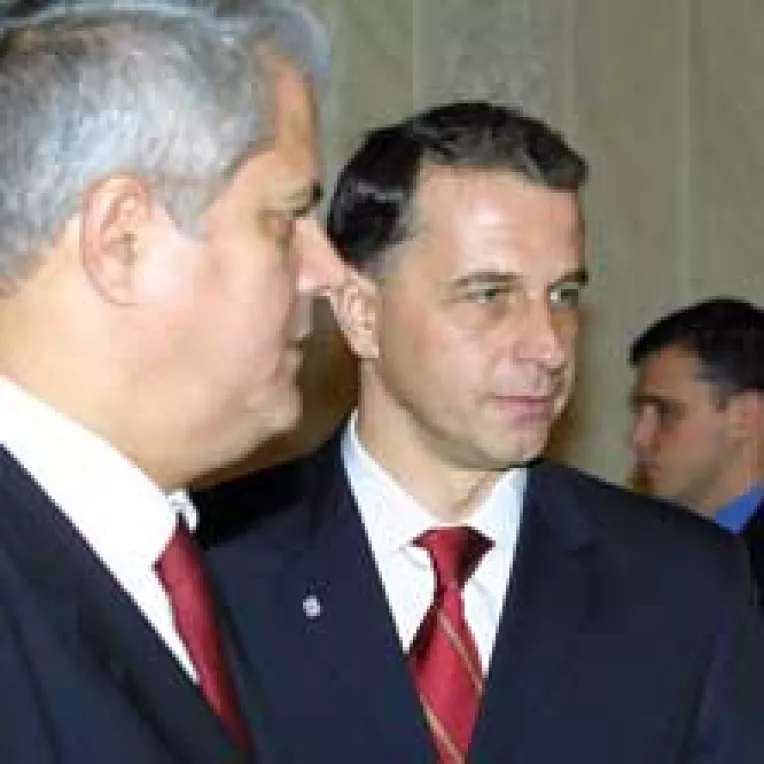 Geoana pariaza pe Nastase