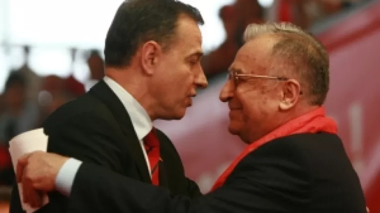 Geoana si Iliescu: Preluarea stafetei si a sloganului "Cand el apare, soarele rasare"