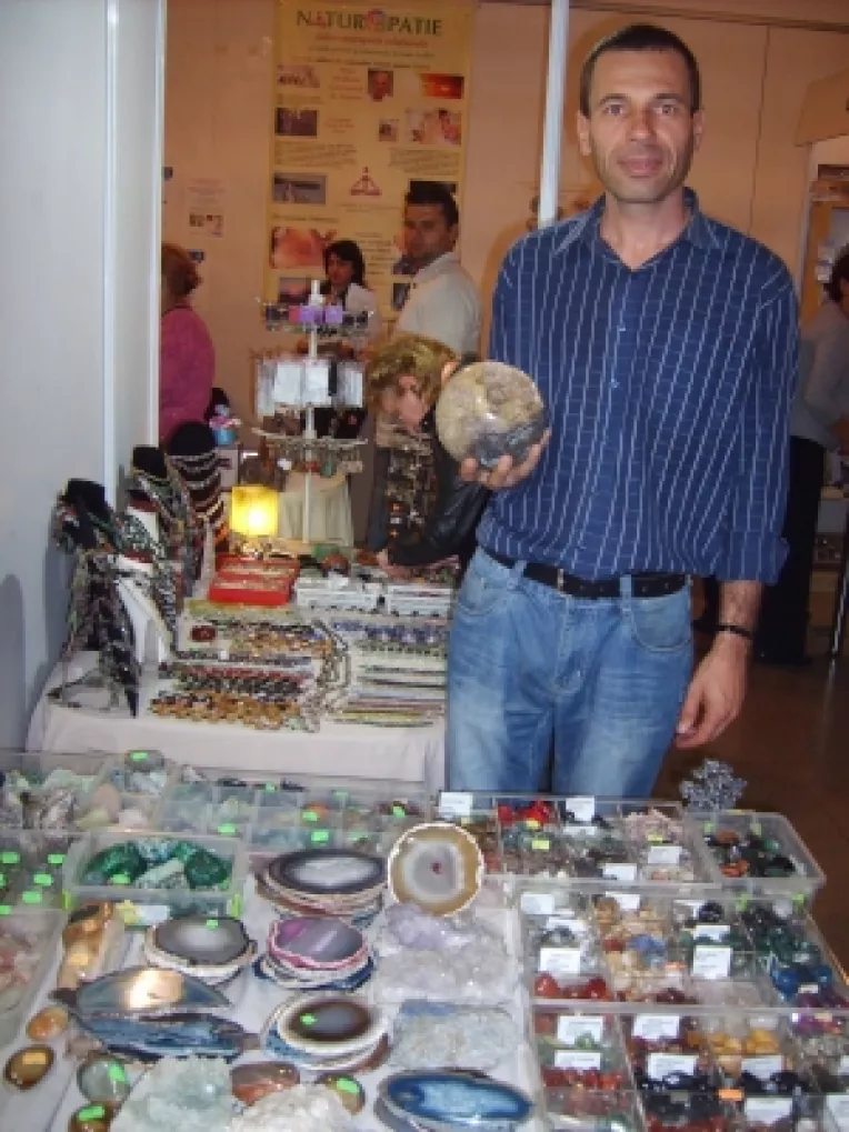 

Geode gemene de ametist si felii de agat, la standul Rodicai Florea de la Sala Dalles