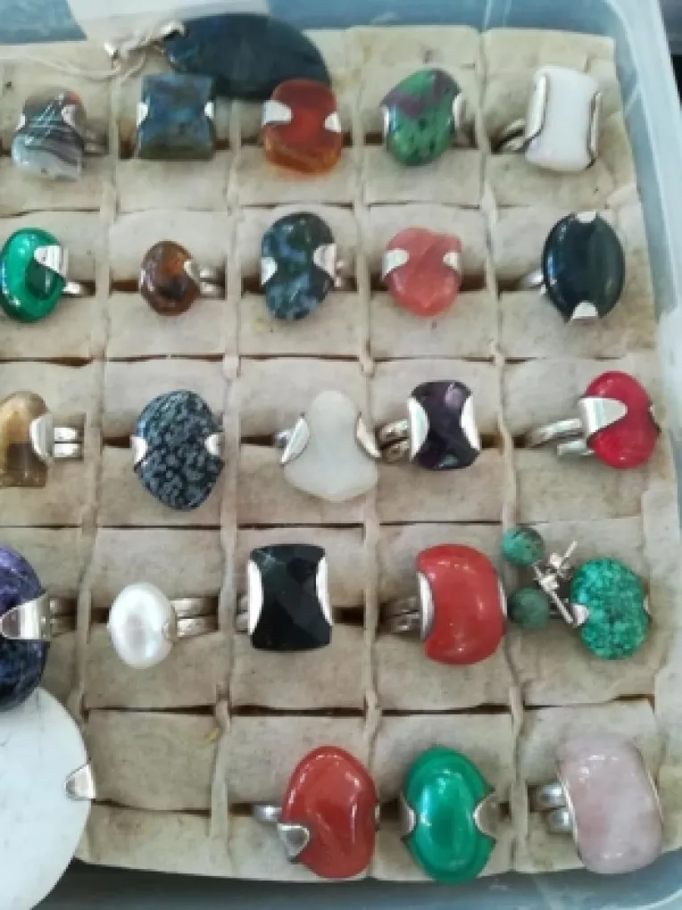 Geologul Carmen Andrei: Am adus ca noutati, la targul de cristale, piatra lunii, lapis lazuli si pirita bruta!