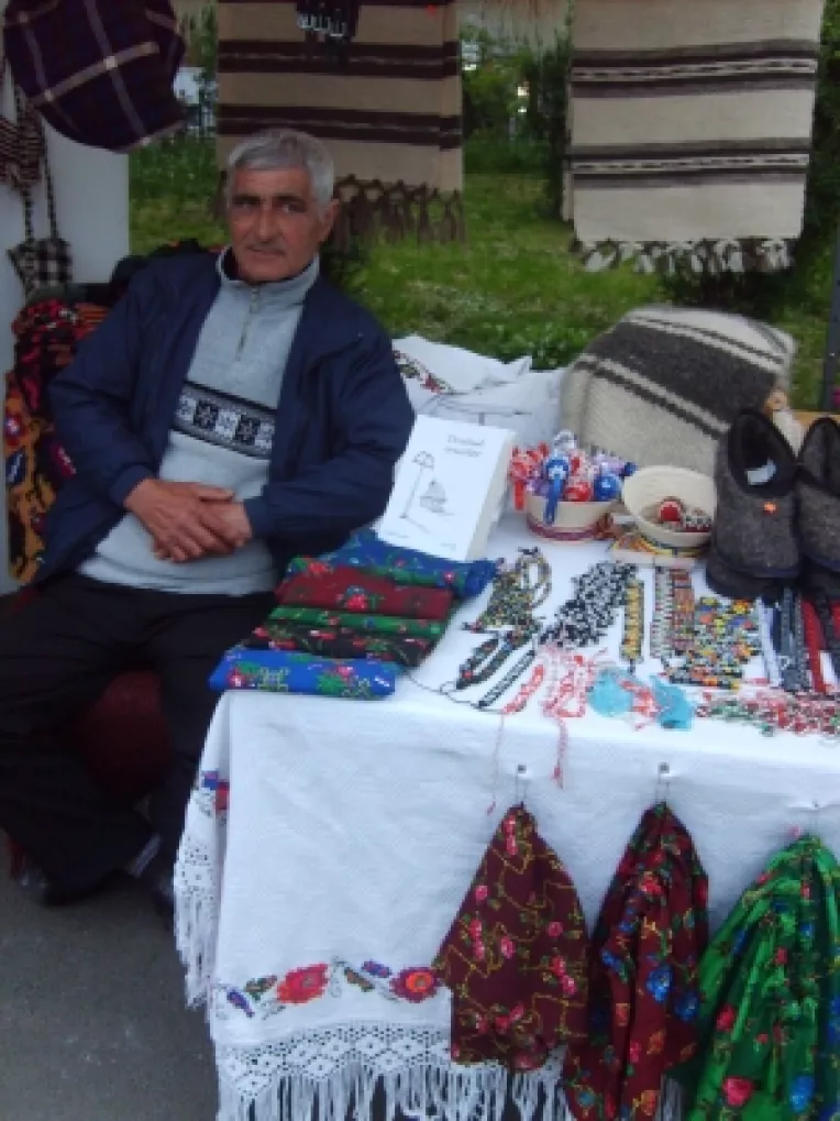 Gheorghe Zapca din Maramures: "Traistute traditionale, cuverturi de lana si palarii din paie, la targul din Parcul Cismigiu!"