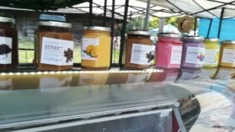 Gina din Bucuresti: Bomboane fondante, Rafaello, halva, serbeturi si inghetata!