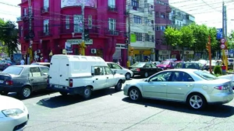 Grupare infractionala specializata in tepuirea institutiilor bancare. Diplome si carnete de conducere falsificate pe banda rulanta de 5 barbati