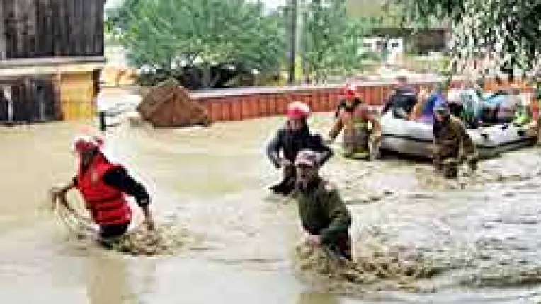 Guvernul va acorda bani pentru refacerea infrastructurii afectate de inundatii