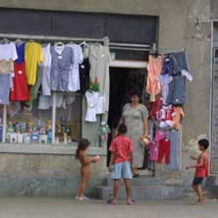 Hainele second-hand se scumpesc cu 10%