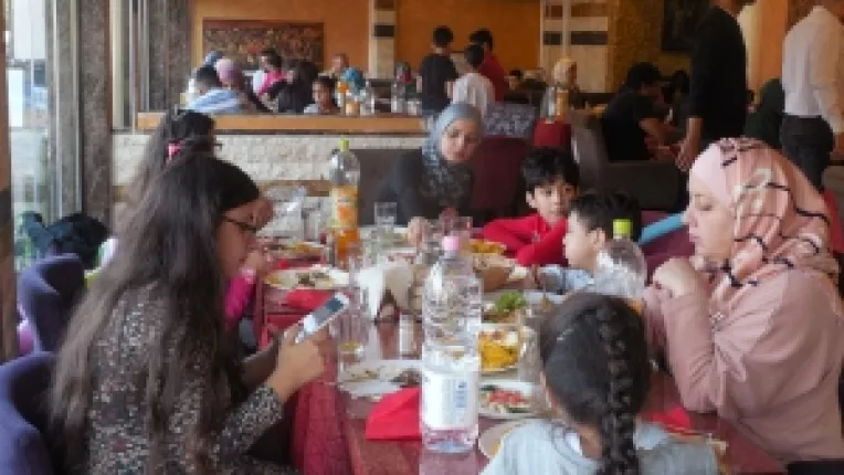 Hasan Atmeh si cateva ONG-uri de la noi le-au facut ziua mai frumoasa unor refugiati sirieni, oferindu-le o masa calda la Damascus Palace