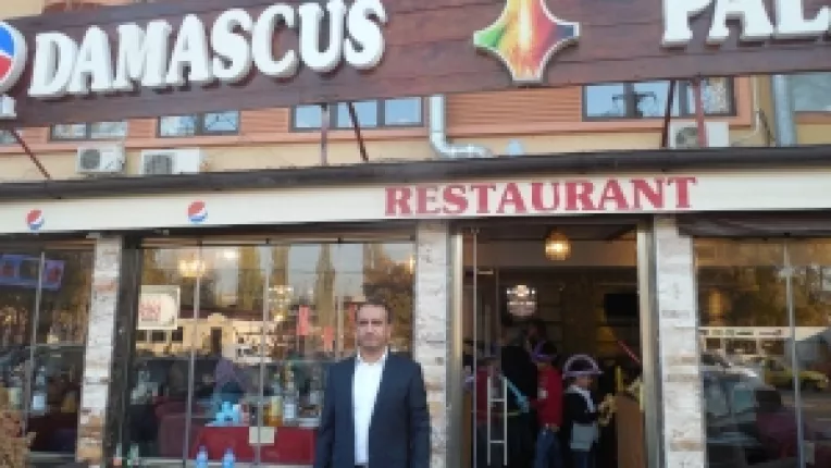 Hasan Atmeh, un om de afaceri sirian care s-a stabilit la Bucuresti, pentru ca iubeste Romania