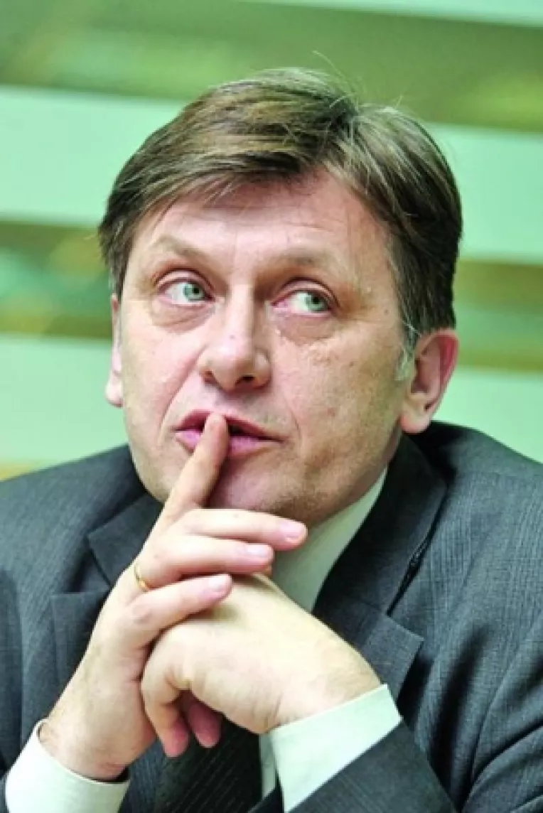 Hasotti a mizat pe o cauza pierduta. PNL are un nou presedinte: Crin l-a invins pe Calin