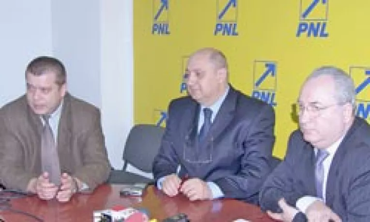 Hasotti crede ca biletelele pro-Basescu amintesc de "conducatorul iubit"