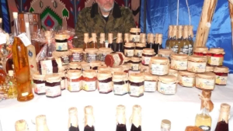 Horia Fenechiu din Covasna: "Am adus la targul de la Universitate siropuri si dulceturi 100% naturale, facute din fructe de padure!"