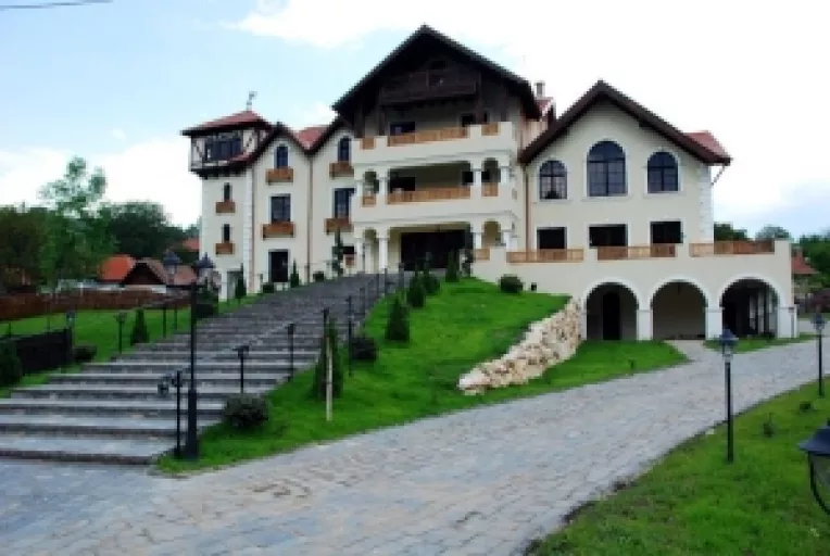 Hotel Turnul, din Moeciu, un loc in care romanii se regasesc