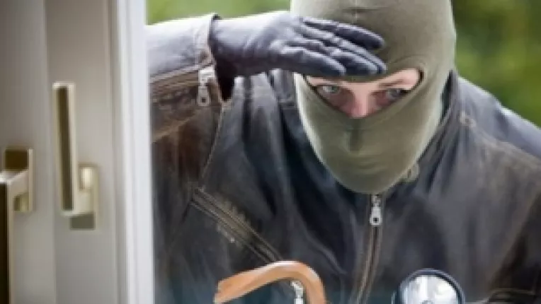 Hotii romani isi selecteaza victimele dupa informatiile furnizate de acestea pe Facebook