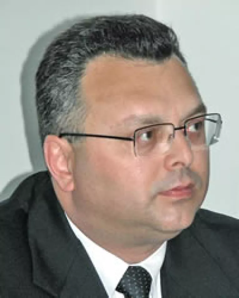 "Hrebenciuc a adus muncitori din fabrica pentru a-l intampina pe Stolojan"