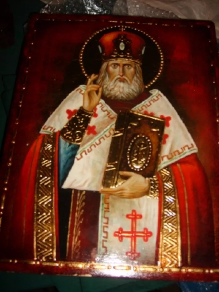 Icoane pictate pe lemn, obiecte din portelan, ceramica si bronz, la standul Adrianei Caba de la MTR