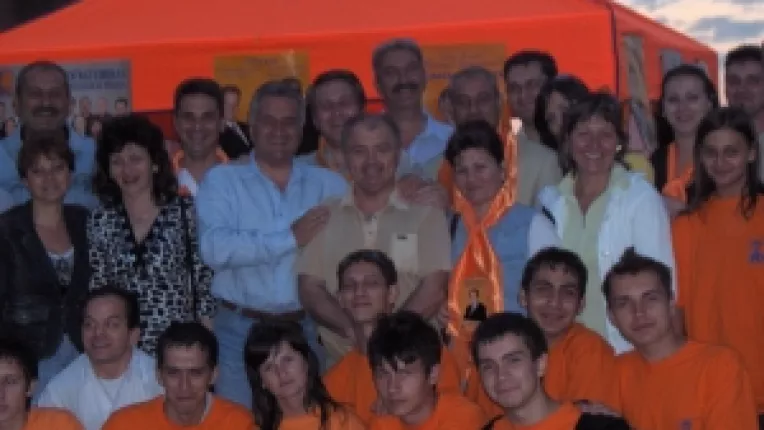 Ideile pedeliste ale unui fost primar:
Corturi portocalii pentru informarea bucurestenilor despre uninominal