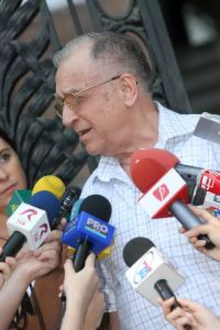 Iliescu avertizeaza asupra motiunii. Prostanacul e naiv daca vrea premier