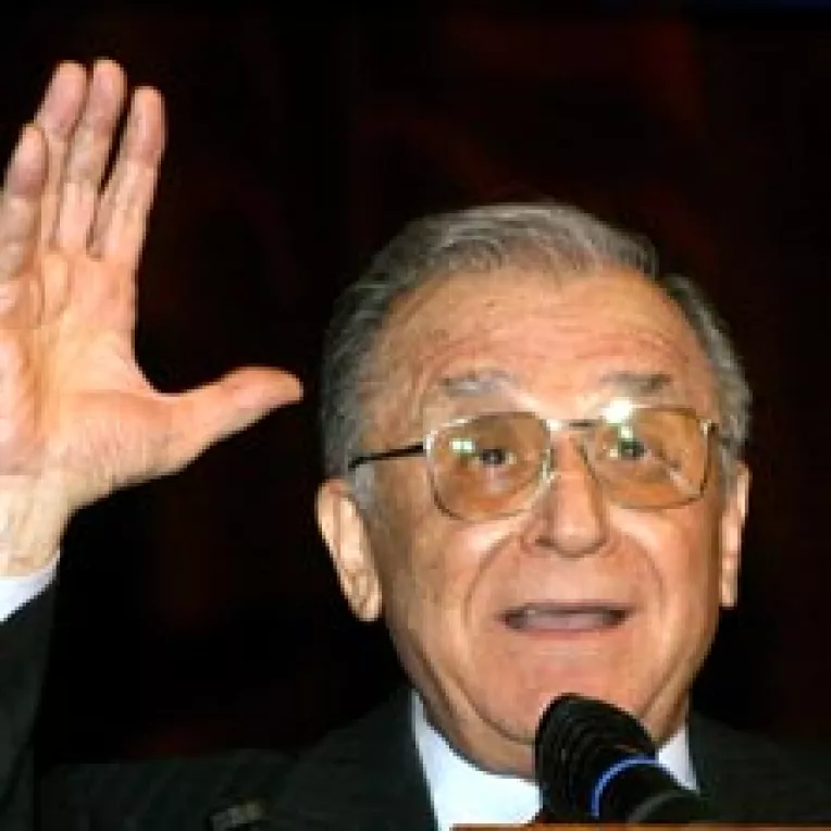 Iliescu bate in retragere