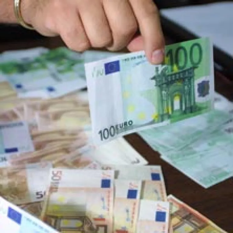 In iunie, un euro se va vinde cu 3,6 lei noi