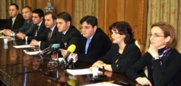 In linia a doua: Viorel Hrebenciuc renunta la sefia grupului deputatilor PSD