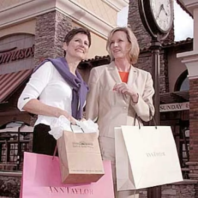 In perioada reducerilor, romanii iau cu asalt magazinele 
