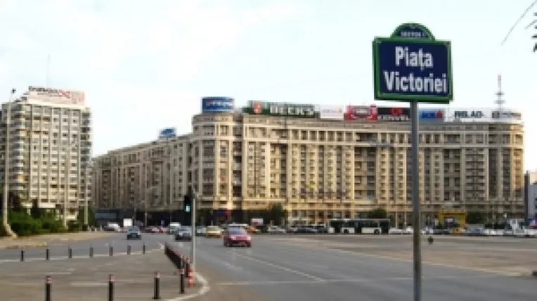 In Piata Victoriei se toarna asfalt