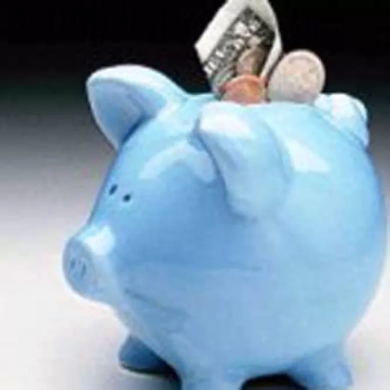 In primele sase luni, romanii au economisit cu 50% mai mult  
